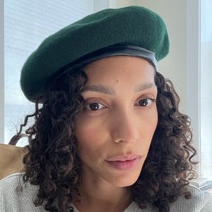 Green wool beret. 60cm.